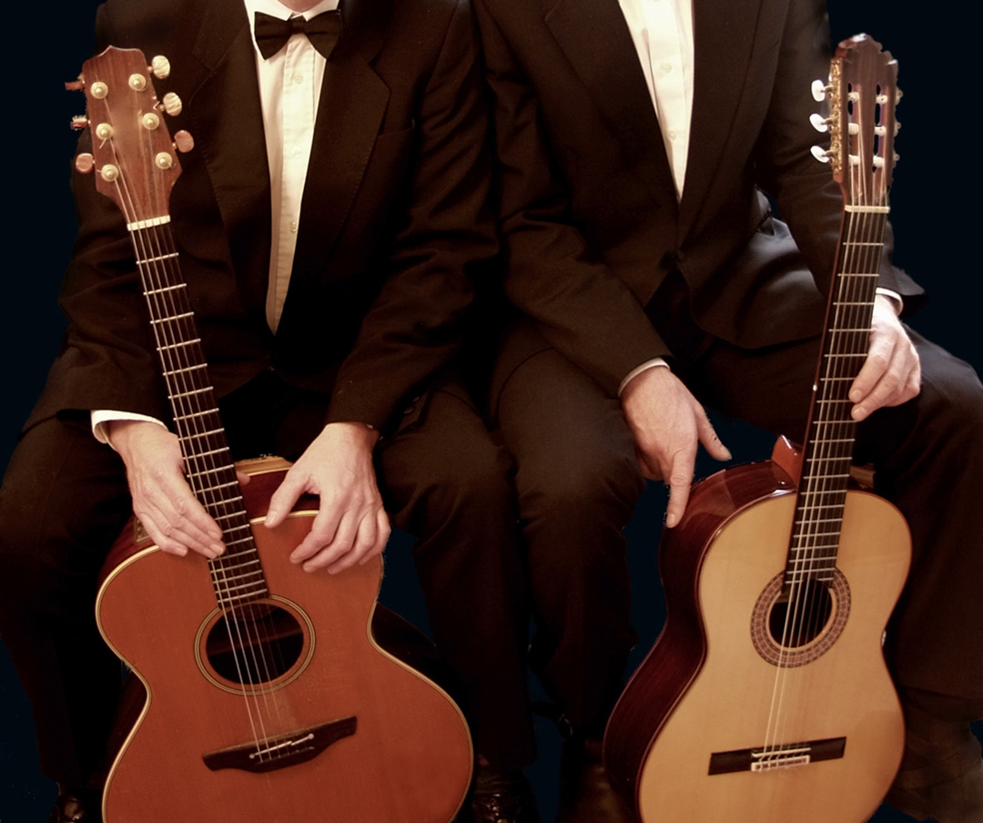 Ein Gitarrist der Robert-Schumann-Hochschule auf der Bühne. Er wartet konzentriert auf seinen Einsatz.Beide