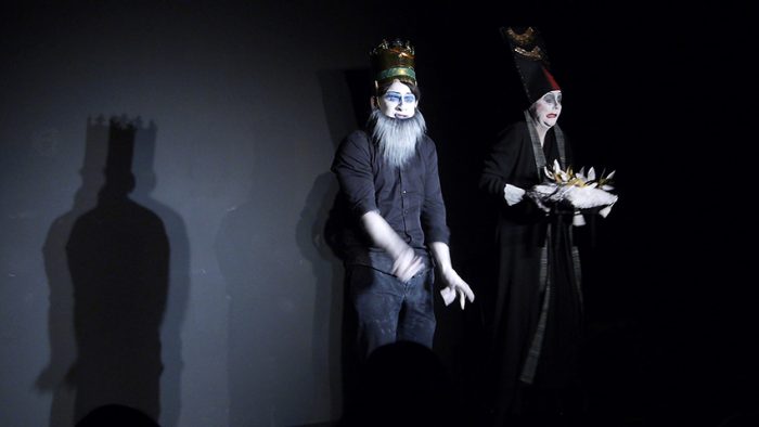 Schauspieler mit langem Bart, daneben Schauspielerin mit irrem Gesichtsausdruck.