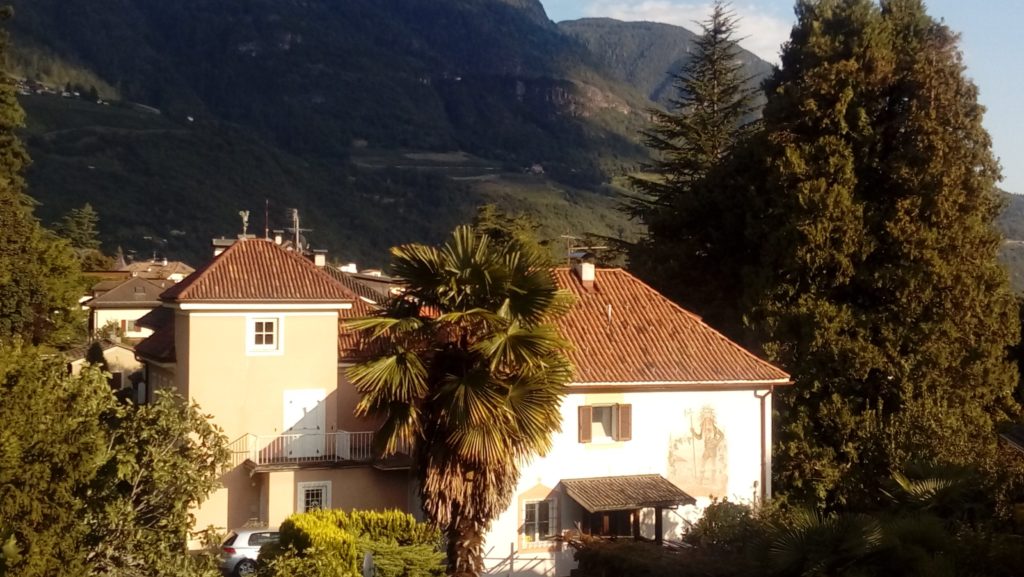 Haus in der Natur umgeben von Berglandschaften