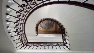 Treppenhaus mir bemalter Decke ud einer spiralförmigen Treppe in Meran, Obermais