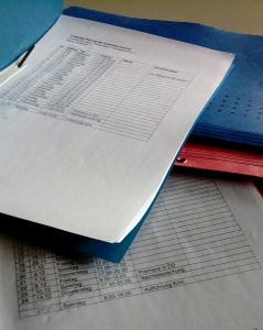 Auf einem Tisch liegen 6 Textmappen Leonce und Lena für die Ensemblemitglieder