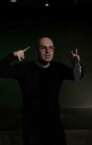 Martin Pyka in Proben auf der schwazen Bühne.