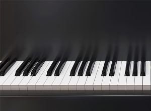 Klaviertastatur eines schwarzlackierten Klaviers