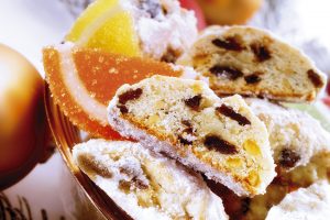 eine Schale mit Christstollen und kandierten Früchten