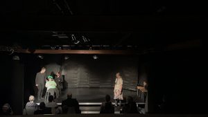 Das Viirus in Grün macht sich wie ein Kuckucksei in einer Familie breit
