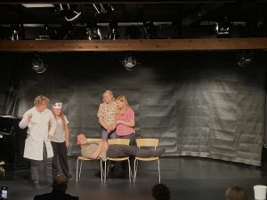 Eine Szene aus einem Sketch. Ein Arzt stellt fest das der Patient hertero ist