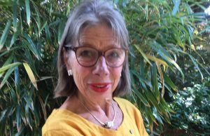 Barbara Butscher steht in Ihrem Garten vor einem Bambushain.
