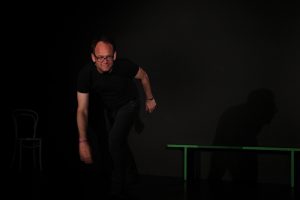 Schauspielunterricht im TheaterLabor TraumGesicht: Peter in schrwarzer Übungskleidung auf der Probebühne übt starke Hand- und Körpergebärden