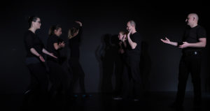 Gruppe beim Schauspielunterricht im Theater Labor