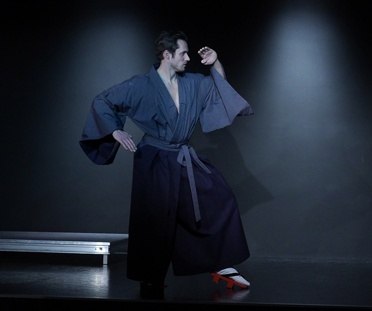Hisashi auf seinem Weg ins ungewisse. Er trägt einen blauen Kimono und eine dunkelblaue Hakama - japansiche Kulthose.