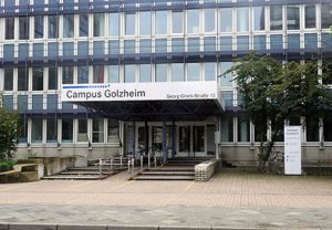 Haupteingang Campus Golzheim mit der Beschilderung vom TheaterLabor TraumGesicht e.V.