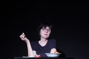 Sigrid Abendroth als Claudia, sie schält und ißt einen Apfel