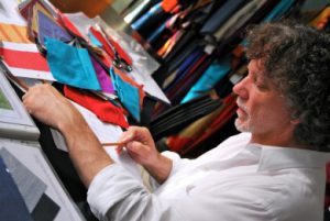 Gianni Sarto beim Entwerfen eines Kimonos in seinem Atelier.