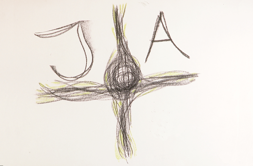 Zeichnung mit schwarzer Zeichenkreide. Eion großes Kreuz mit der Beschriftung JA im oberen Bereich