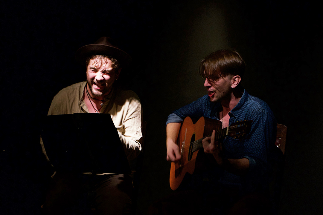 Katchka_TheaterLabor_Seitenverhältnis_web Ein Gitarrist der Robert-Schumann-Hochschule auf der Bühne. Er wartet konzentriert auf seinen Einsatz.Beide