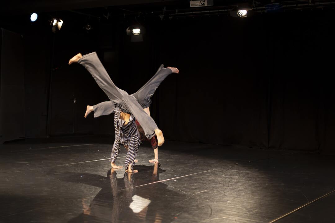 THEATER_LABOR_WEBSITE_2 Auf orangenem Hintergrund steht grauer Text: Platzhalter für Foto