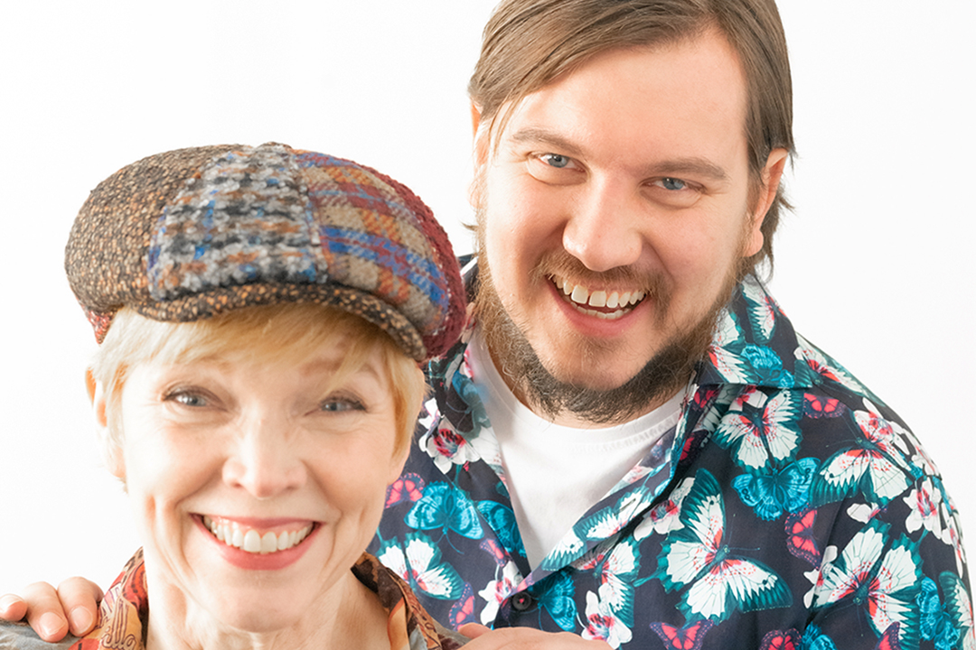 1_Lars Henning Schroeder Fotograf_web Rothaarige Frau mit Cap und bärtiger Mann mit buntem Hemd
