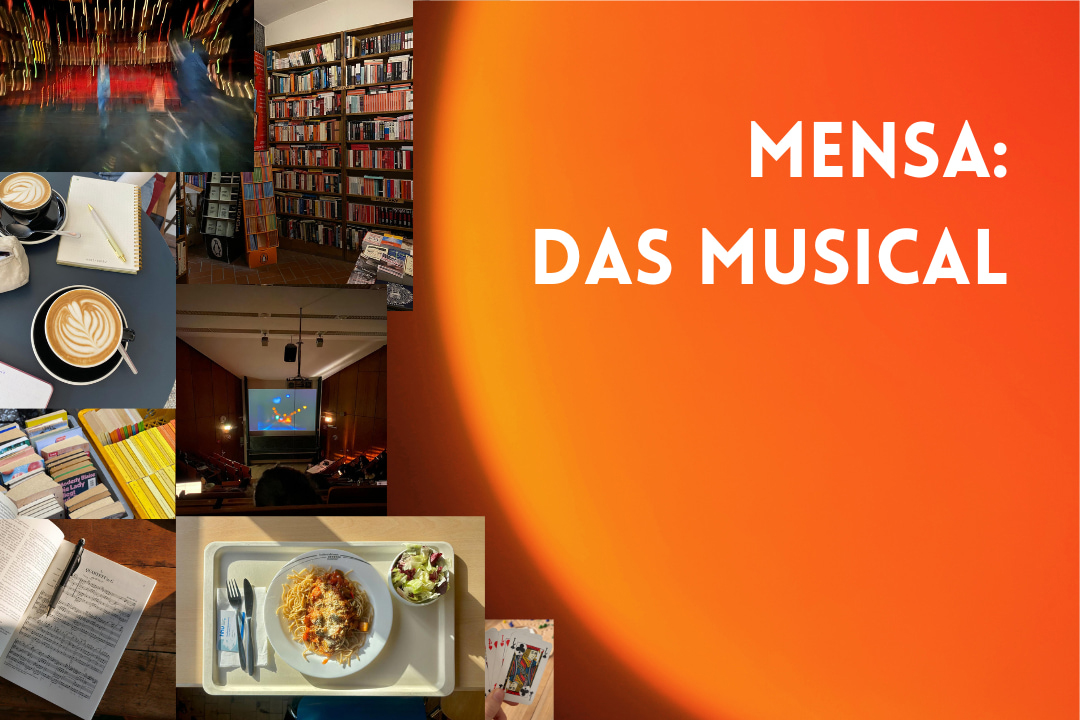 Älterer Herr sitzt vor einem Bücherregal