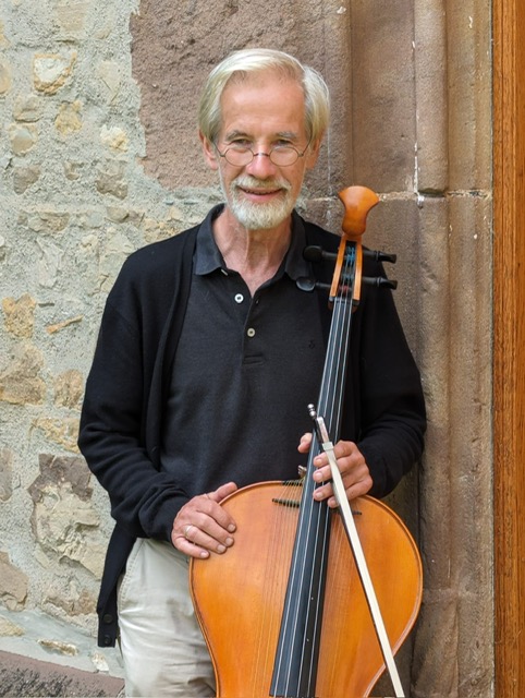 Michael_Denhoff_CR Ingo Schmidt-Lucas Bärtiger grauhaariger Mann in schwarzer Kleidung mit Cello