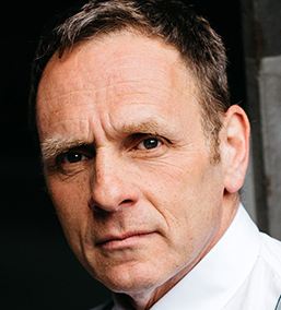 Andreas Jeßing©Lenja Schultze-14b_web Porträt eines Mannes mit weißem Hemdkragen
