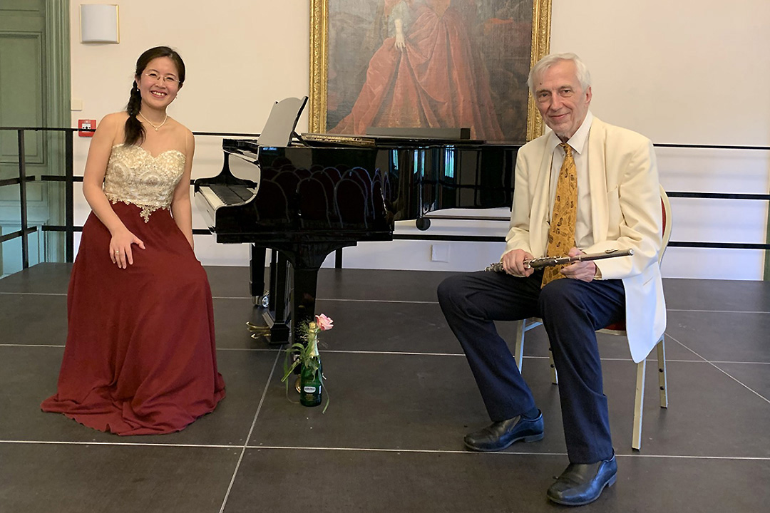 Flöte‑Klavier‑Duo auf der Bühne neben Konzertflügel bei „Japan meets Europe“ im TheaterLabor TraumGesicht, Düsseldorf.