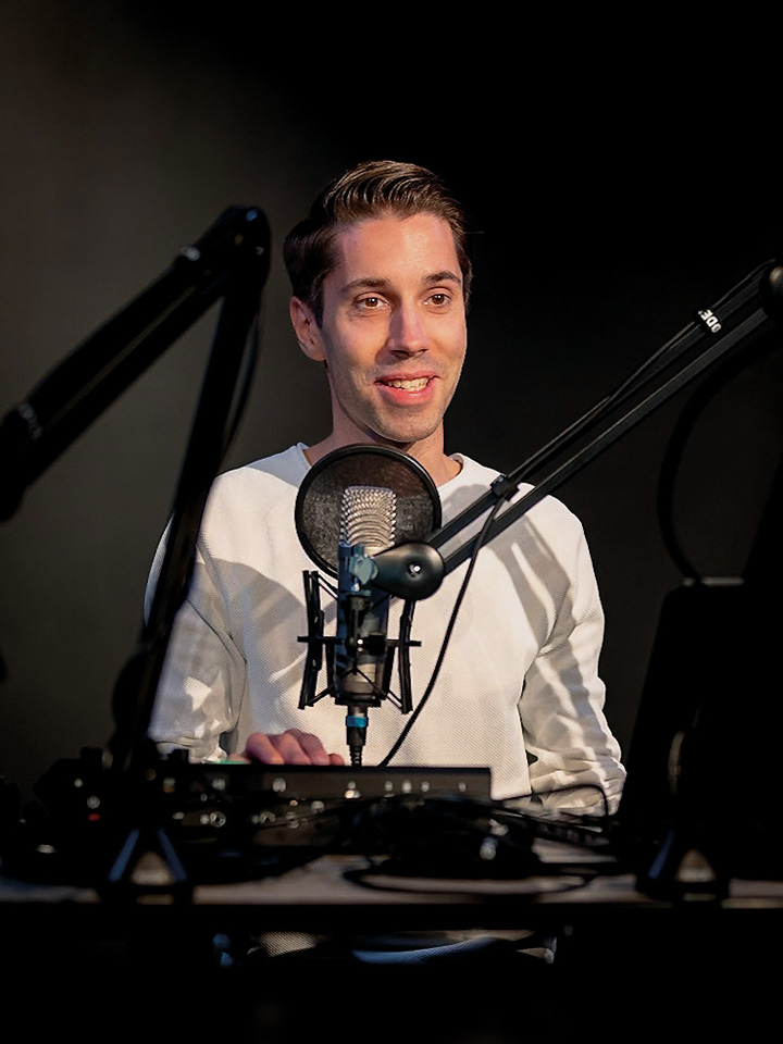 Podcast-Szene mit Alexander Willich als Moderator. Alexander Willich als Moderator des Podcasts "Zeit für Langsamkeit" bei der Aufnahme im auf unserer Bühne im TheaterLabor TraumGesicht.