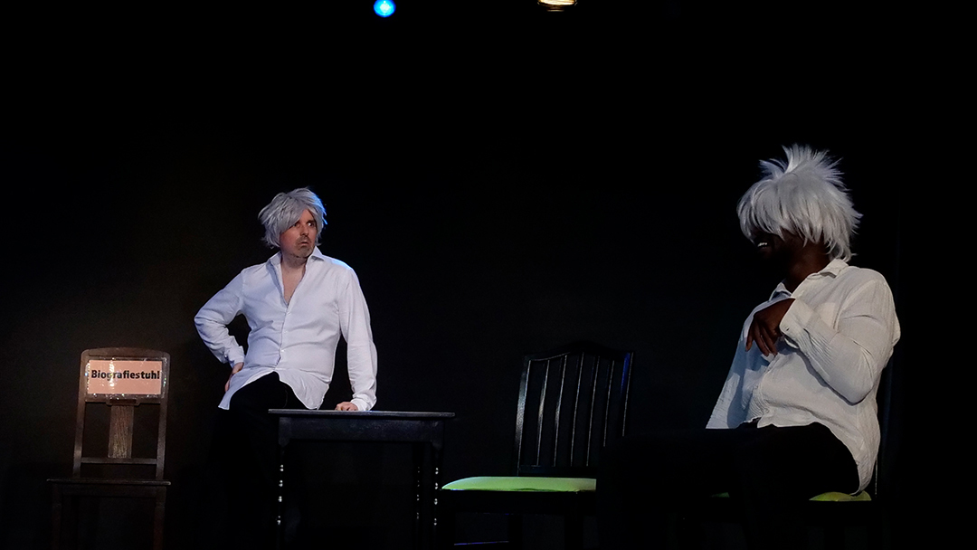 Slow Acting Schauspieltraining – Dialogarbeit im TheaterLabor TraumGesicht Zwei Personen im Slow Acting Schauspieltraining sitzen sich gegenüber und arbeiten konzentriert an einem Dialogtext im TheaterLabor TraumGesicht in Düsseldorf.