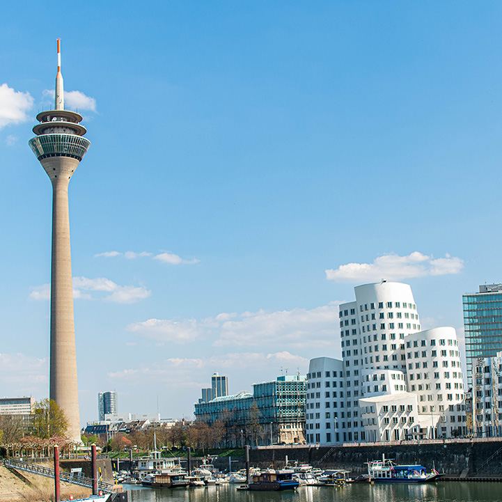 Fernsehturm und Gehry-Bauten. Duesseldorf, die aktuelle Heimat des TheaterLabor TraumGesicht e.V Die Düsseldorfer Skyline, die neue Heimat des experimentellen Theaters TheaterLabor TraumGesicht seit 2018.