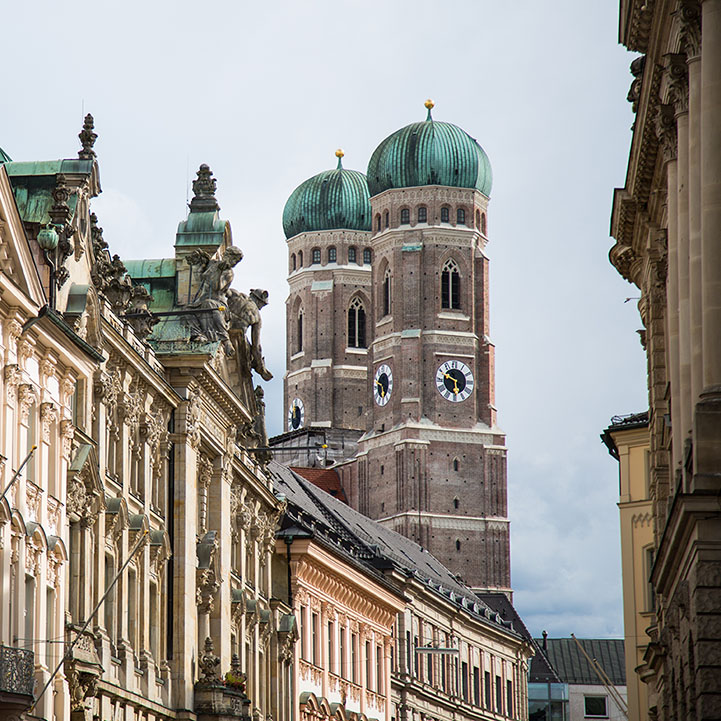 Frauentuerme in München, Gruendungsort vom Theaterlabor Traumgesicht e.V. Blick auf die Frauenkirche in München, Gründungsort des TheaterLabor TraumGesicht e.V. im Jahr 1985.