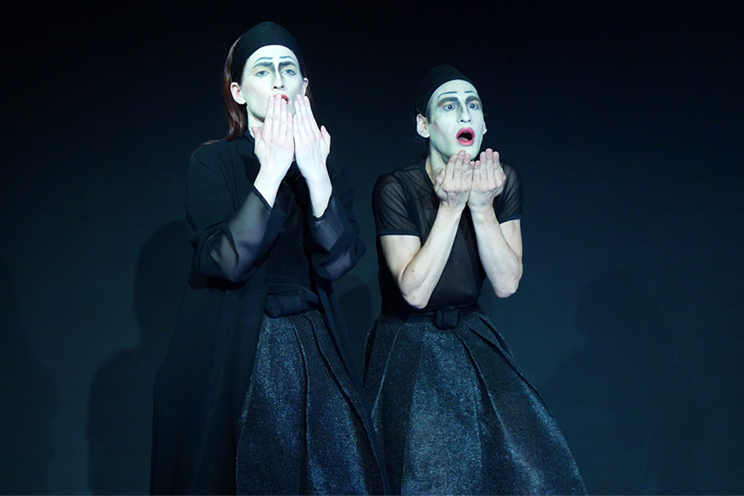 Kammerspiel JETZT! auf der Bühne des TheaterLabor TraumGesicht in Düsseldorf. Zwei Darsteller in asiatischen Kostümen in einer Szene aus dem Kammerspiel JETZT!, ein Schauspiel-Projekt des TheaterLabor TraumGesicht.