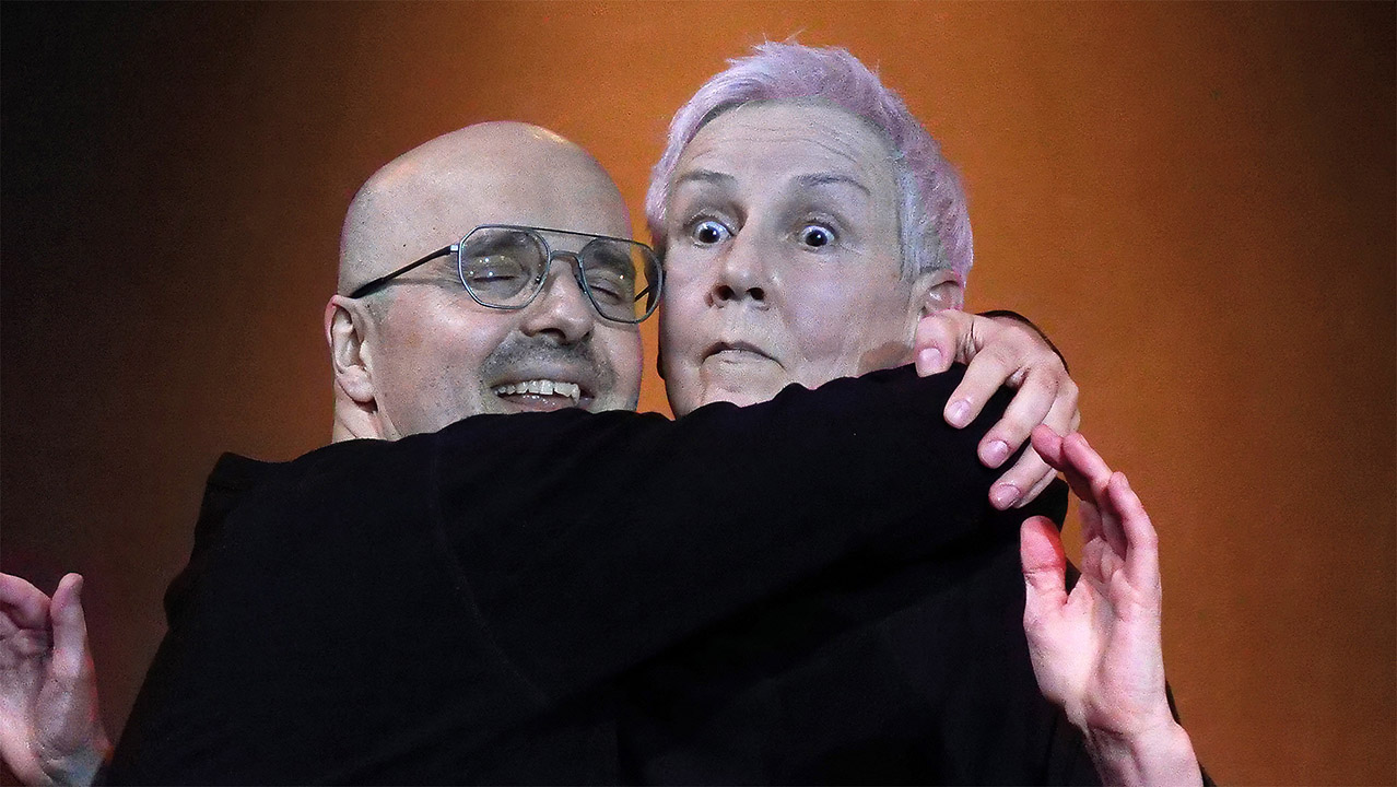 Schauspiel-Szene im Slow-Acting-Training. Emotionale Schauspiel-Szene während einer Videoaufzeichnung innerhalb unseres Slow-Acting-Trainings auf der Bühne des TheaterLabor TraumGesicht in Düsseldorf.