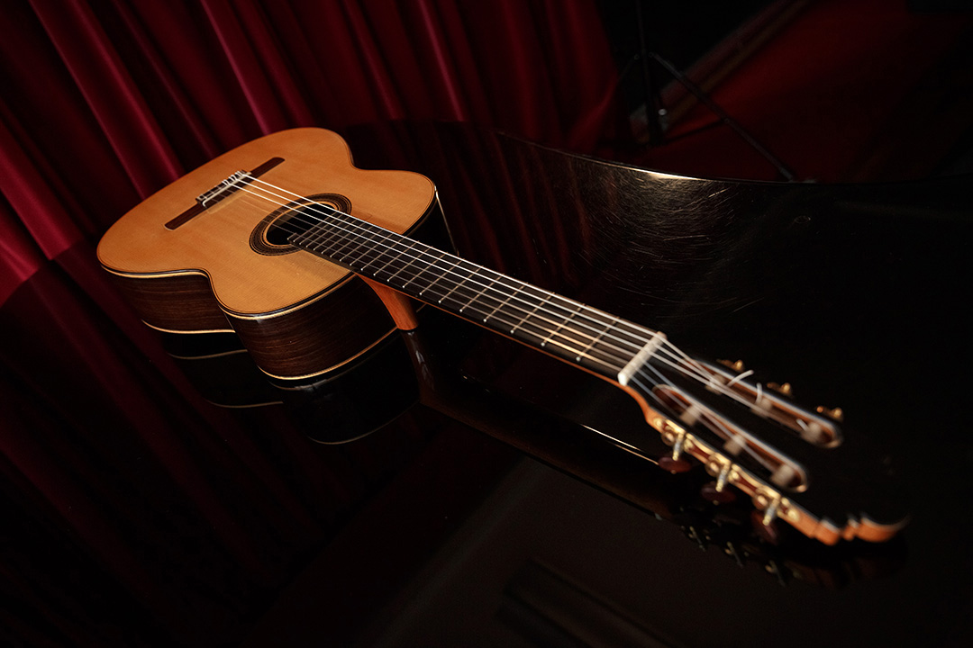 Klassische Gitarre vor dunklem Hintergrund – Guitarra con pasión, Düsseldorf, 30. Mai 2026