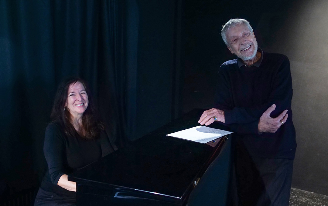 Sybille Karrasch am Klavier und Wolfgang Keuter bei der Matinée „Schatten, Licht und Liebe“ im TheaterLabor Düsseldorf