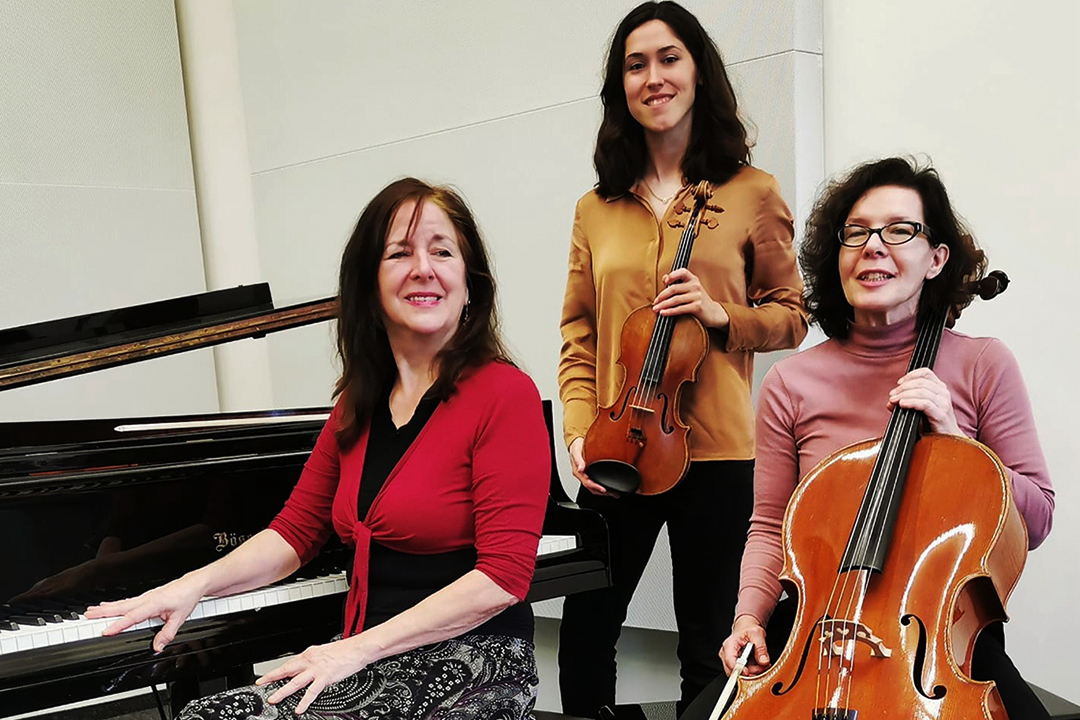 Die drei Musikerinnen des Klaviertrios Sphère – Sybille Karrasch, Anna Trukhina und Katharina Ullrich – als Trioaufnahme zum Programm „Sybille and Friends“ im Theaterlabor Traumgesicht Düsseldorf
