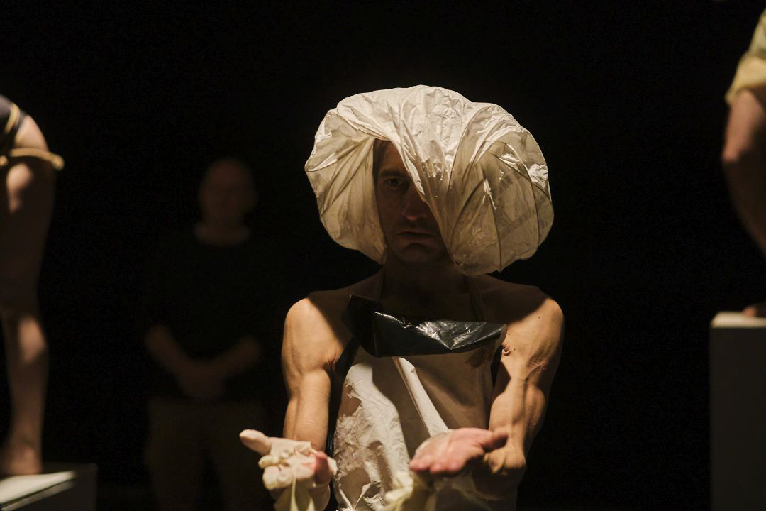 Porträt des Butoh-Performers Pascal Scurk in „Ergo Sum? 2030PF“, fotografiert von Heiko Specht