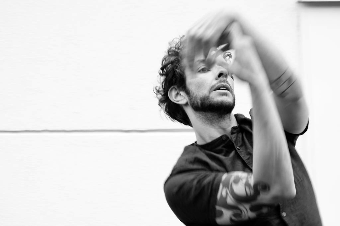 Tänzer Frederico Mendes Teixeira in einer ausdrucksstarken Bewegung, fotografiert in Schwarz-Weiß.
