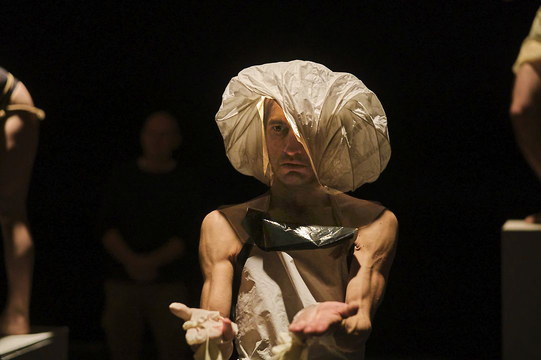 Pascal Scurk – Butoh-Performance „Ergo sum? Bin ich ich?“ Alternativtext